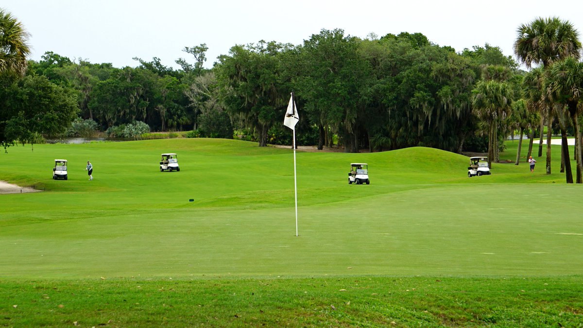 USGAGrnSection's tweet image. Increased use of single-rider golf carts has negative effects on course conditions that could get worse as winter arrives. These strategies can help you manage the impact of more carts on the course and maybe help keep some carts in the barn 👉bit.ly/3HFceZ5