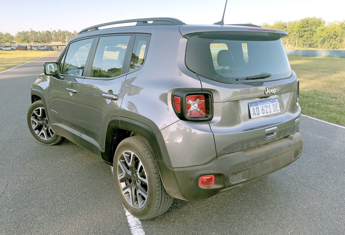 AutoTestArg's tweet photo. MASTER TEST (SUV segmento B)
🚘 Jeep Renegade
👉 Motor: 1.8 
👉 Potencia: 130 CV
👉 Torque: 182 Nm
👉 Caja: automática de seis velocidades 
¿Cómo creés que le irá al SUV de la marca norteamericana? #JeepRenegade #MasterTestAT https://t.co/fcVOGiZC4N