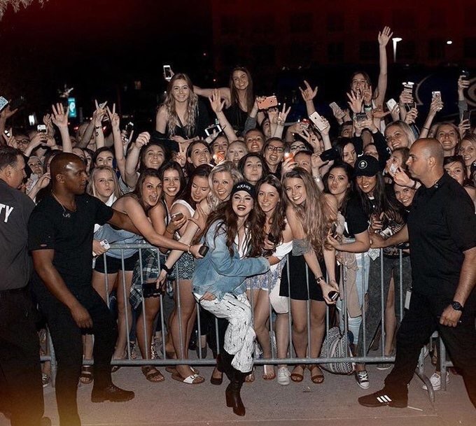 selraindrops's tweet photo. happy selenators day y'allπ₯Ίβ€ #SELENATORSDAY https://t.co/ws0ERFyaR9