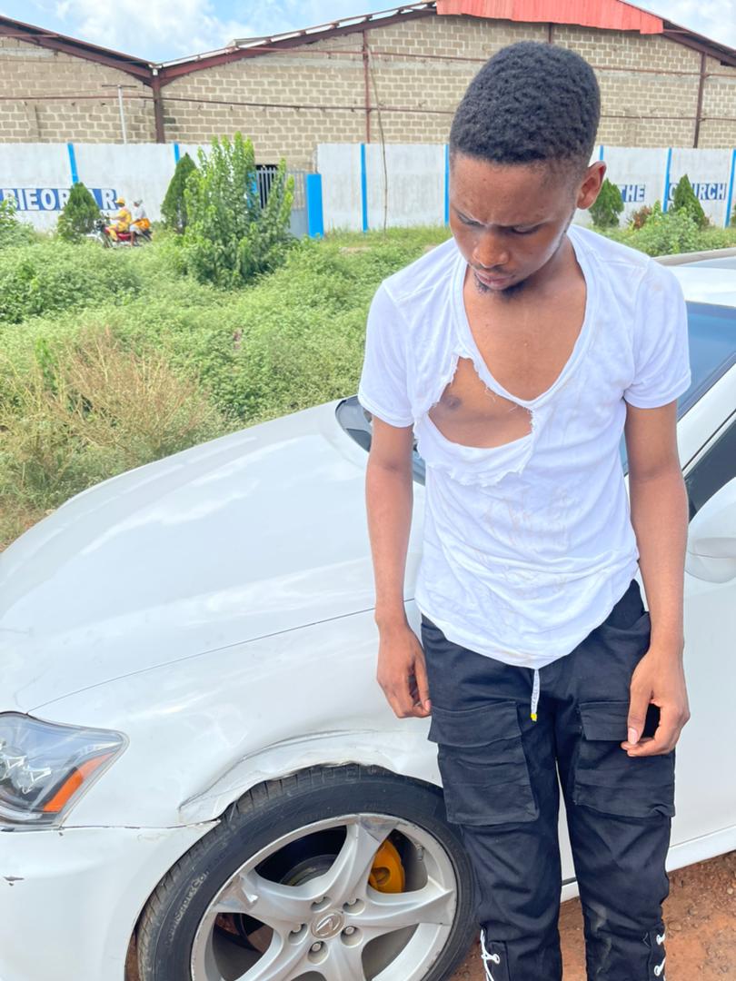 southpaw_king01's tweet photo. I was brutally harrased by police officers who claimed to be interpol on my way to Lagos from Ibadan.. I came down from my car when I noticed a strange car bashed me and they( 6 in total) came with guns and without much talks they said they will take me to Lokoja @SavvyRinu https://t.co/kSlghwumfy
