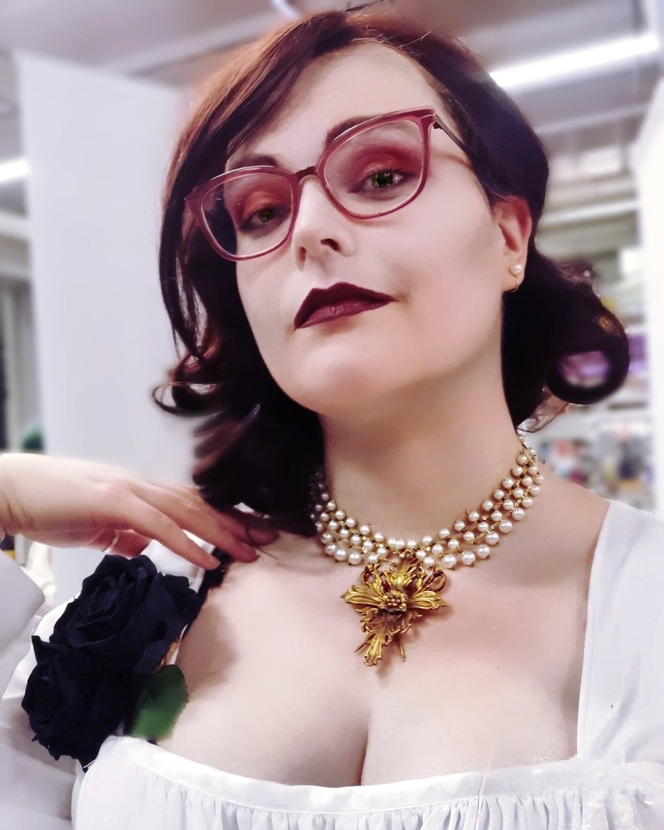 IhadraCosplay's tweet photo. When you put on your glasses, after yeeting the coloured contacts, and you just go "MOTHER"
I took faar to few pictures at @SpillExpo last weekend, I'll have to do Lady Dimitrescu again sometime soon👀
#ladydimitrescu #residentevil8 https://t.co/bai6RpeDsq