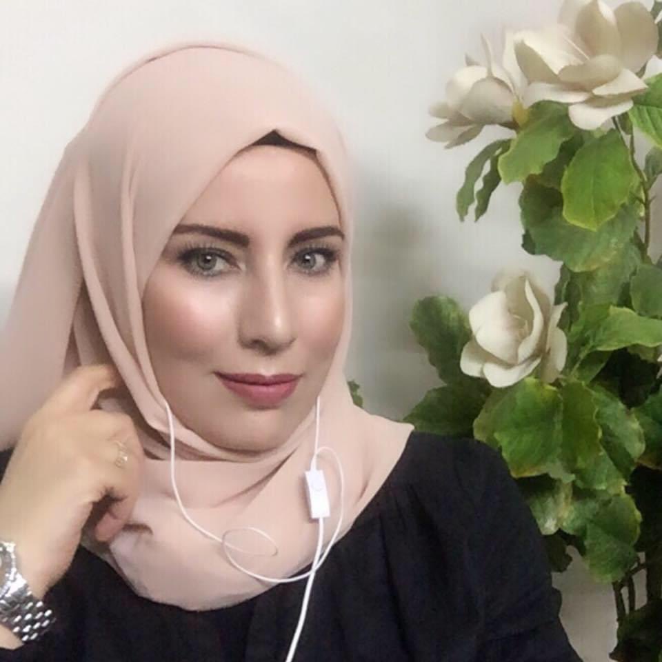 almenbir's tweet photo. أحاول أن أعيش الشعر منفى
أفر إليه من مِحن الزوايا

غدا لن يستريح الشعر مني
وقد خلّفتُ أبياتي تكايا

غدا إن قيل مرّتْ في شهاب
عزائي أن من بعدي بقايا

وأني سرت حافية الأماني
فسار الياسمين على خطايا

مروة حلاوة
سوريا
@marwahlawa https://t.co/gGzgmr8199