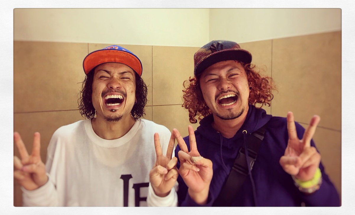 tsukachenko's tweet photo. そうか〜 今日は
WANIMA と MWAM が
一緒だったか〜
また近いうちに、
こんな写真が撮れるといいなぁ〜
photo by KAMIKAZE boy
#WANIMA #MWAM #kenta #chenko #懐かしい https://t.co/o5P3cUK3iF