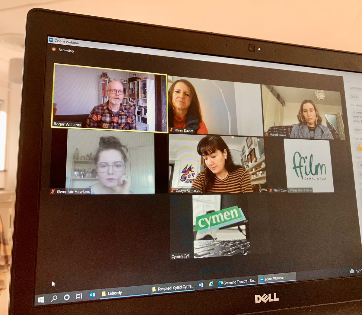 Rhianangharadda's tweet photo. Siarad gyda chriw top notch i lansio cynllun newydd hyfforddi Cynhyrchwyr Cymraeg | Talking with an inspiring bunch of Creative Producers to launch #YLabordy 🗓3.12.21 https://t.co/o3gS1thZuK https://t.co/jI9SZq889y