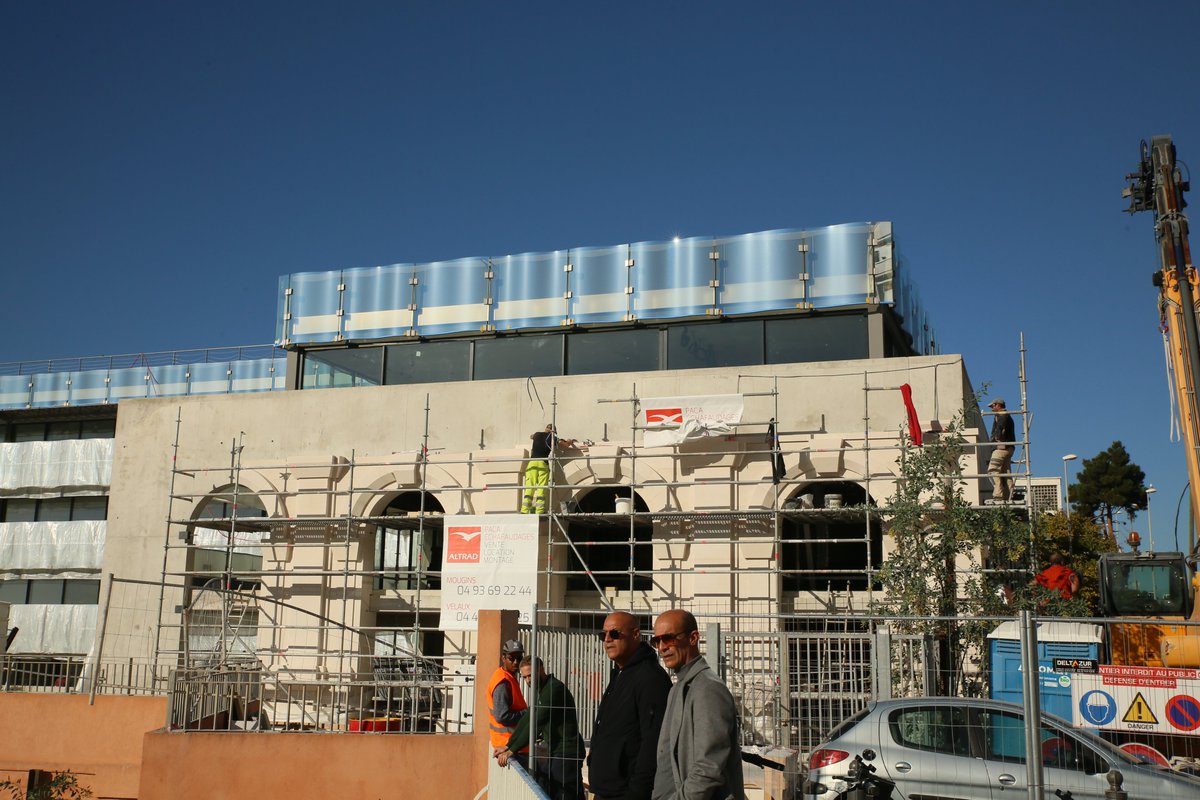 DavidLaMars's tweet photo. Résidence #SeaOne, plage des #Catalans. Dans le permis de construire modificatif, le promoteur doit "restituer les vestiges des grandes arcades monumentales visibles sur les photos du XXe". C'est un facsimilé en cours de pose. Il a perdu la benne ?
#Marseille https://t.co/c53XWWOWiM