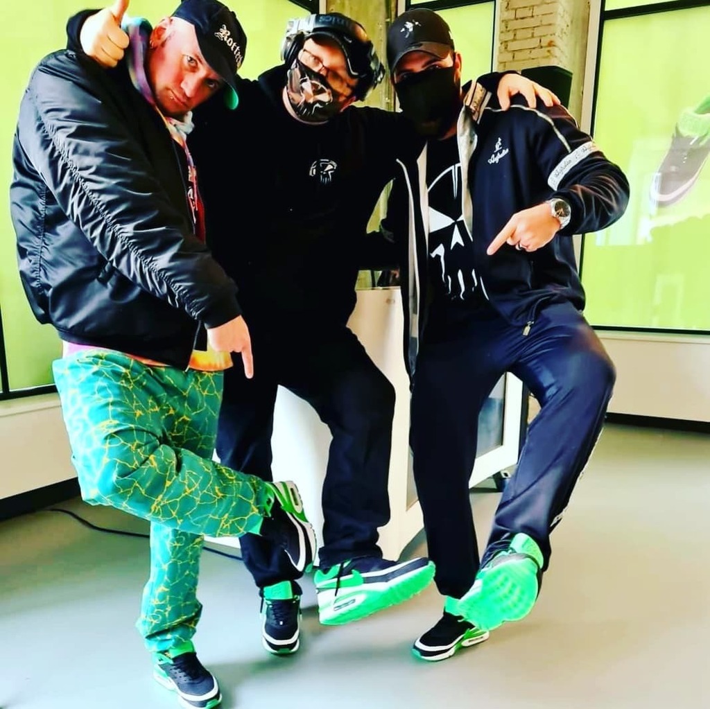 presentar cuchara satélite RIGESHOP on Twitter: "Check out the real original hardcore gabbers rocking  their Nike Air Max BW Rotterdam in RTC gear. #gabber #,rtc #rtc1993  #rotterdamterrorcorps #hardcorewillneverdie #hardcoreisleven #nike  #Rotterdam#woei https://t.co/DekuPjTcJC ...