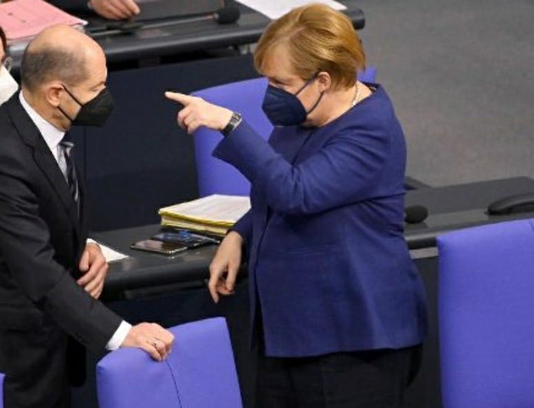 AktDerNeuzeit's tweet photo. „Olli, Du machst das jetzt mal, oder ich lasse die Wahl wiederholen!“ https://t.co/yuxd2kywP2