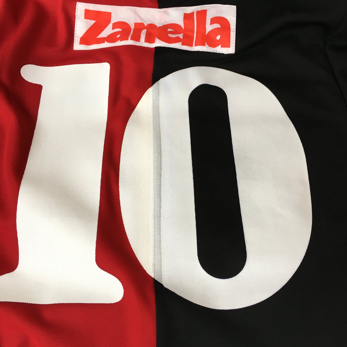 🇦🇷🎄🚨On a trouvé 1 coffret collector de Newell’s du maillot de Diego Maradona. Taille M. DM pour plus d’infos.