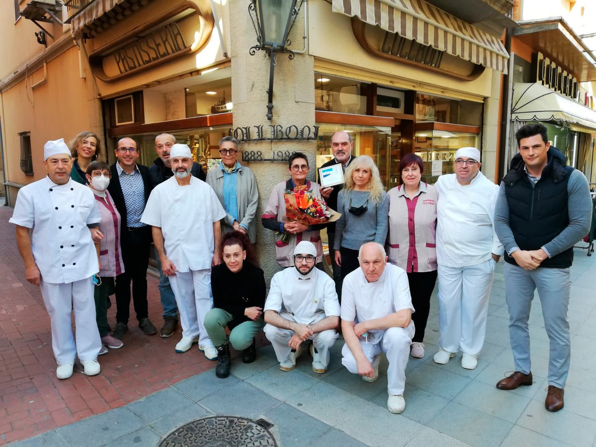 fecoturpalamos's tweet photo. La pastisseria Collboni ha estat reconeguda per la Generalitat de Catalunya amb un dels Premis Nacionals als Establiments Comercials Centenaris.
Avui, conjuntament amb l'alcalde i la regidora de Turisme de l'Ajuntament de Palamós, els hi hem fet entrega d'un reconeixement. https://t.co/jIzLyoLgc2