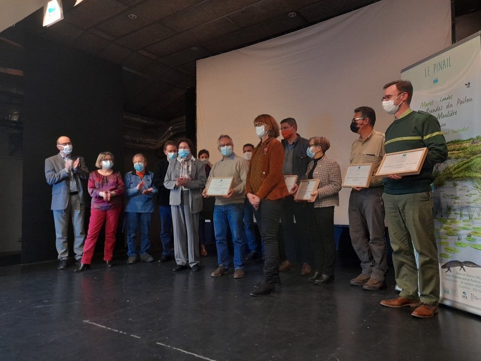 Prefet86's tweet photo. 👏👏Remise du label #Ramsar aux gestionnaires & collectivités du #Pinail en présence de Chantal Castelnot, préfète #Vienne86.
Label Ramsar ▶️ Un outil de valorisation & de reconnaissance de l'importance & de la qualité d'une zone humide & de sa bonne gestion à l'échelle mondiale. https://t.co/GEjLivr16H