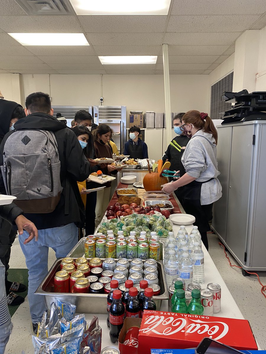 MrsLanghorne's tweet image. Gratitude in action @MountainViewHi2 #WeDoAtMountainView @fcpsnews @MsMEErtel #WeDoGratitude @MrPeteGarvey