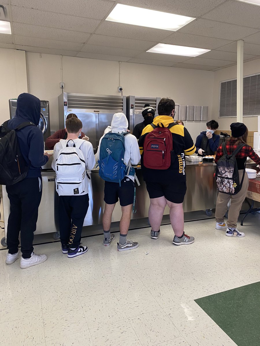 MrsLanghorne's tweet image. Gratitude in action @MountainViewHi2 #WeDoAtMountainView @fcpsnews @MsMEErtel #WeDoGratitude @MrPeteGarvey