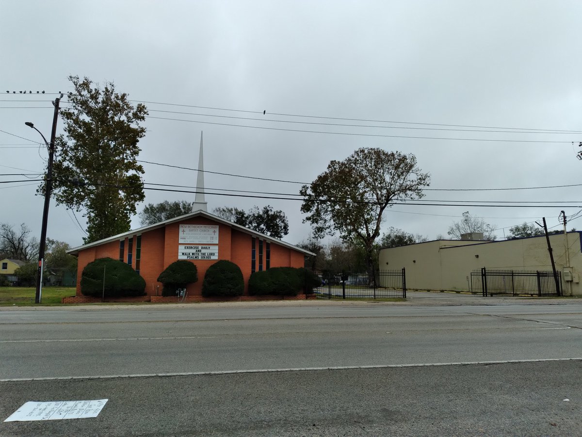 BerryWraparound's tweet image. Go to the yellow building behind the church they will be open til 7pm. 
 Vaya al edificio amarillo detrás de la iglesia, estarán abiertos hasta las 7 pm. @JamesBerryHISD @BerryPto @robertozamora