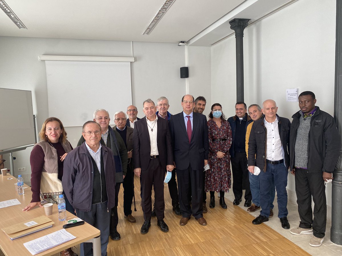 leonardosdb's tweet photo. Enhorabuena @PedroYedrasdb por haber alcanzado el reconocimiento académico del grado de Doctor en Educación por la @UAHes ! Un sobresaliente merecido a tanto trabajo y dedicación 👏🏻👏🏻👏🏻 @SalesianosSSM @SalesianosSMX @salesianosLC @SalesianosEs @MCS_Asidonia https://t.co/evnZ9T8MGj