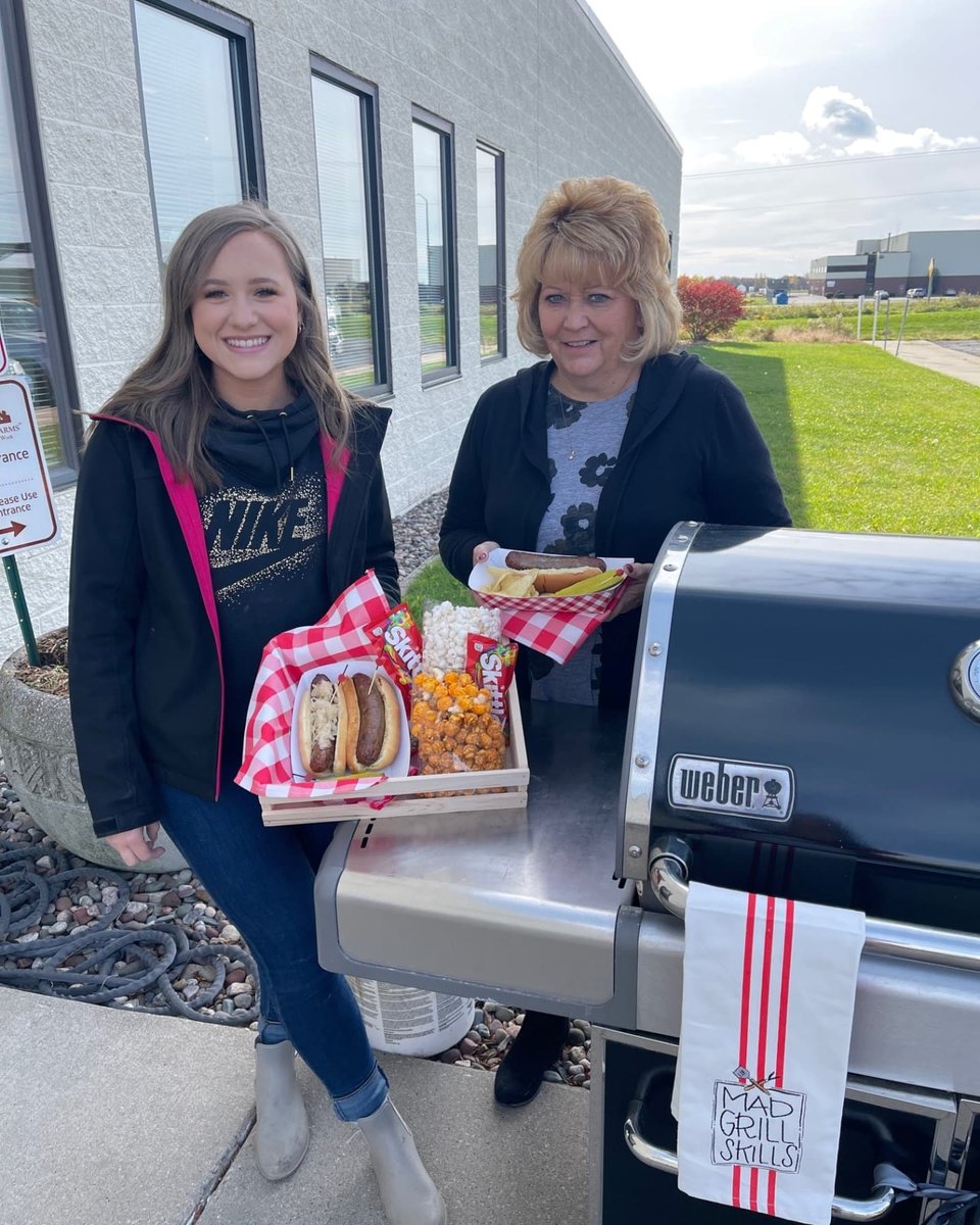 MapleRidgeFarms's tweet photo. Fire up the grill! It's Wisconsin Beer Brat Fry time on the Farm. How do you take your brats, friends? π #promofam #foodgiftLOVE https://t.co/TgHudAZq3D