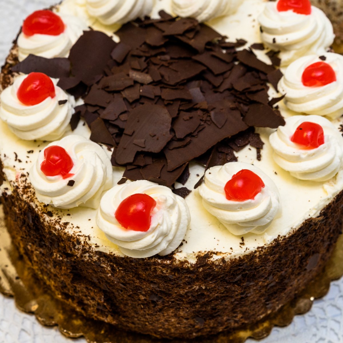 HeidelBakery's tweet photo. We’re committed to using fresh, quality ingredients for each creation we make: you’ll taste the difference with our cake in every bite. #Heidelberg #HeidelbergPastryShoppe #bakery #EuropeanBakery https://t.co/1uijvYMhjL
