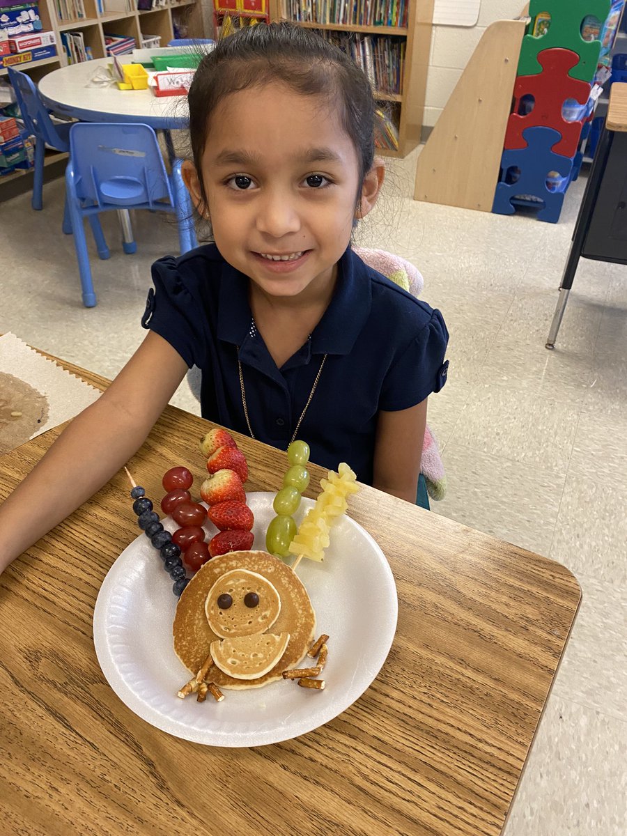 OESFirst108's tweet photo. Mrs. Guzman’s students celebrating Thanksgiving making  turkey pancakes. https://t.co/OMU0OtEz02