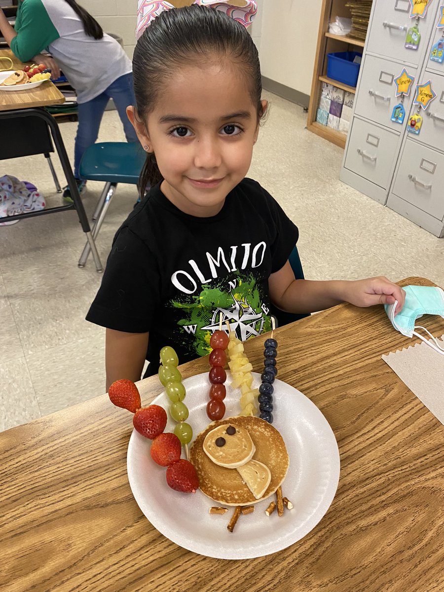 OESFirst108's tweet photo. Mrs. Guzman’s students celebrating Thanksgiving making  turkey pancakes. https://t.co/OMU0OtEz02