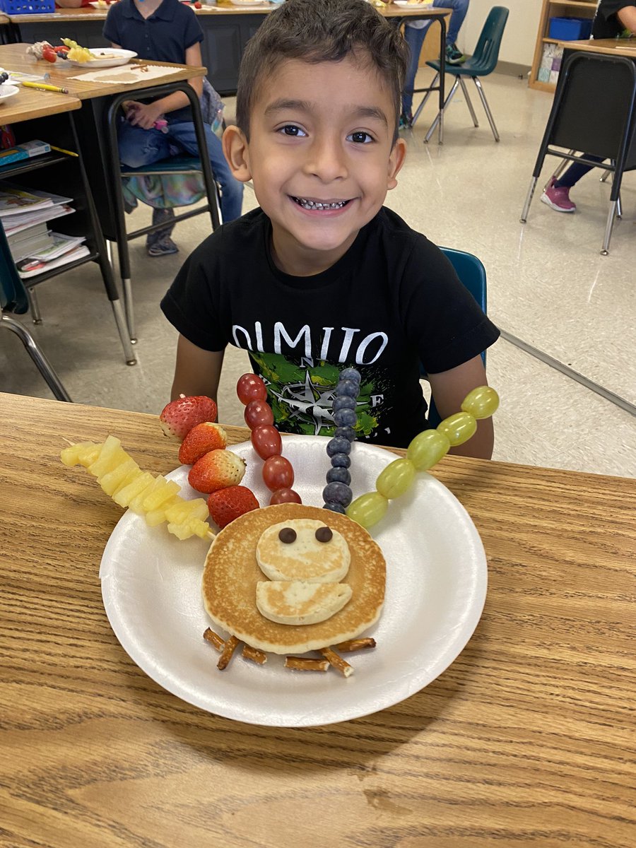 OESFirst108's tweet photo. Mrs. Guzman’s students celebrating Thanksgiving making  turkey pancakes. https://t.co/OMU0OtEz02