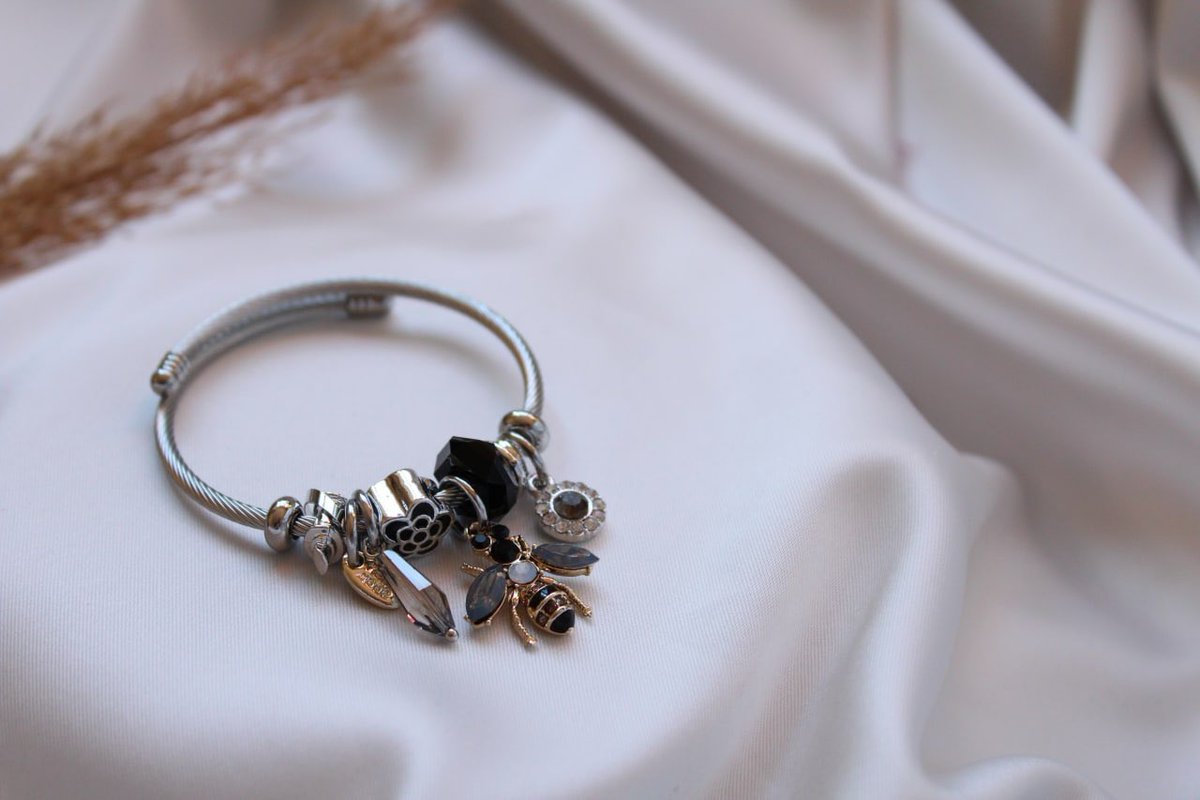 sarizeh's tweet photo. ÇEKİLİŞ 🎉 Uzun zamandır beklediğin Swan Charm Bileklik çekilişi geldi.🔥 Bu tweeti RT’le beni ve @swan_jewelry takip et. Şanslı 2 kişiden biri sen ol! 🧚🏻 https://t.co/H3zBOHJnU8