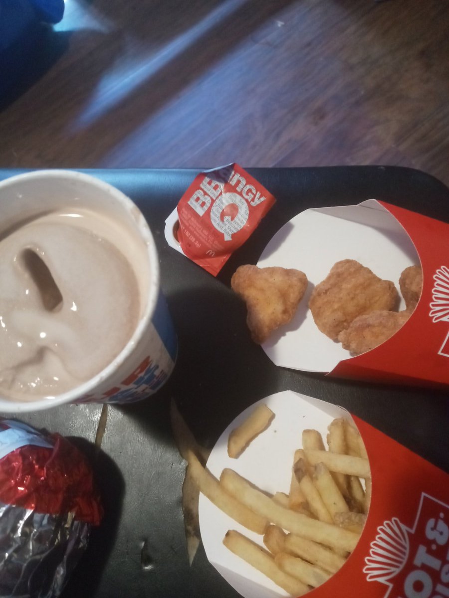 VBerfet's tweet photo. Best lunch, too bad have to go get McDonald's bbq sauce because Wendy's is not good https://t.co/X5qfKekljT