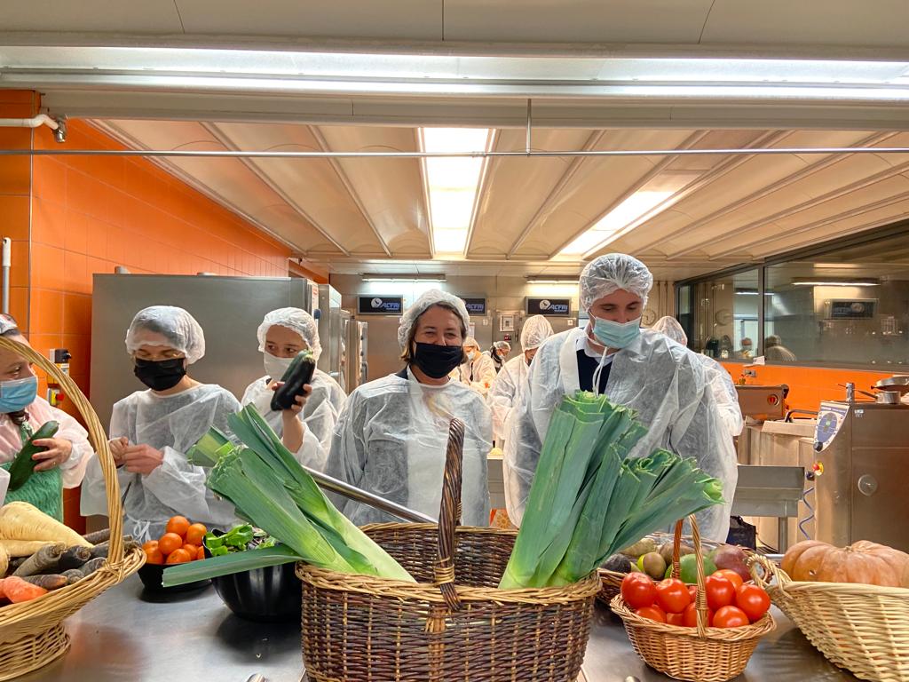 De_Lavalette_B's tweet photo. C'est parti pour la nouvelle édition du concours MasterChef! 1 moment convivial que j'organise chaque année pour nos agents, ds le cadre de ma politique RH en faveur du bien-être au travail! Des équipes mixtes, 1 compétition handi-accueillante, 1 vrai moment de cohésion d'équipe! https://t.co/o3o6Y3qKnX