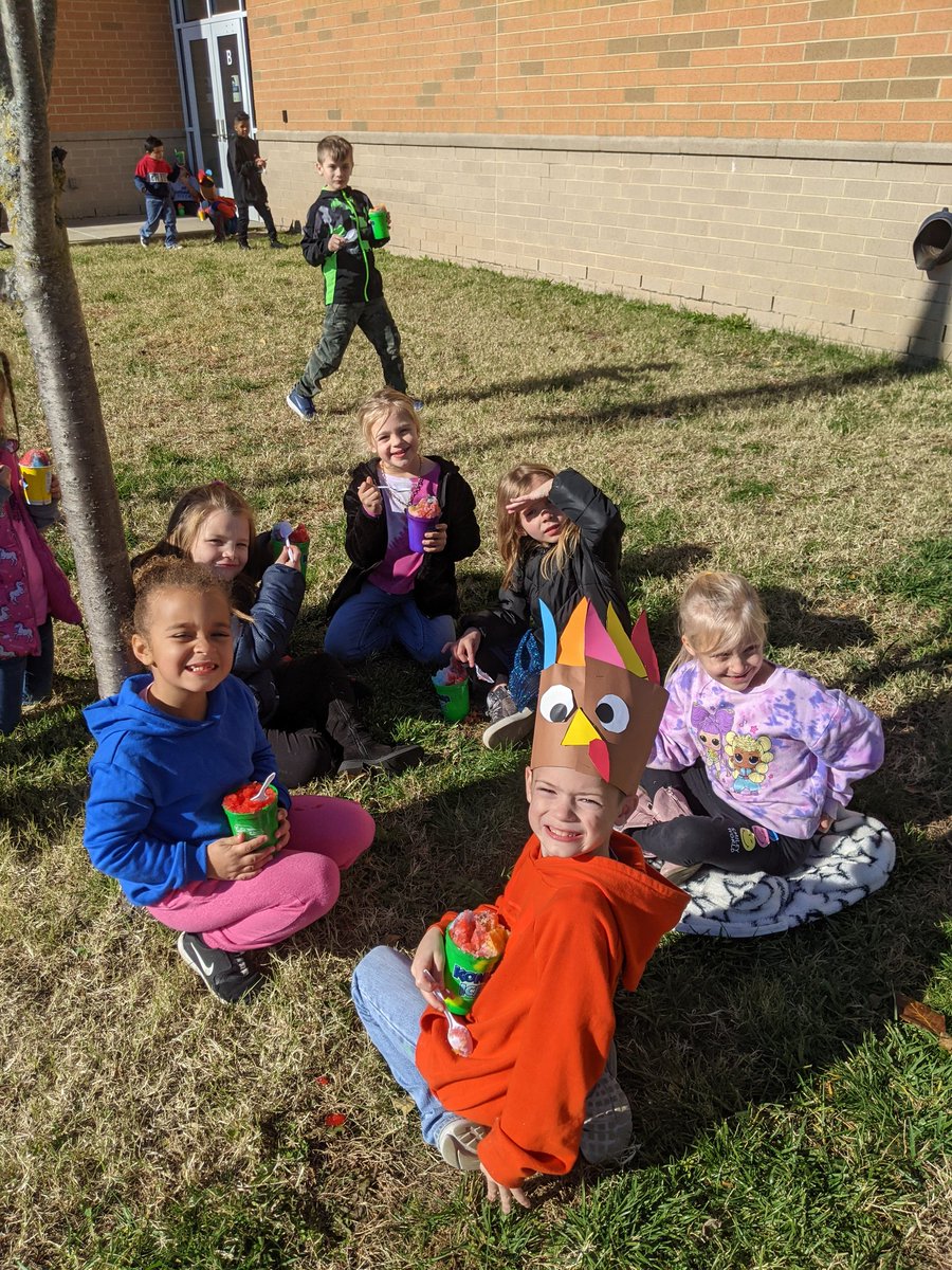 We love when <a href="/KONAICE/">Kona Ice</a> comes to visit! <a href="/MrsBerry_FW/">Mrs. Berry</a>