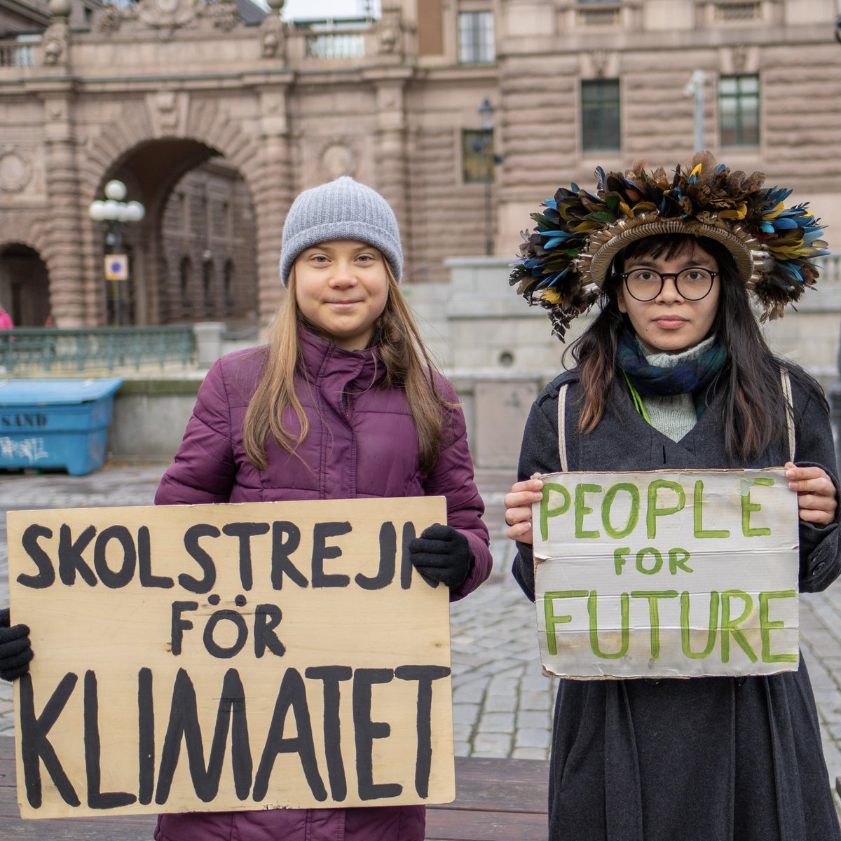 Hoje fui protestar junto com a @gretathunberg e os jovens do @fridaysforfuture na frente do parlamento em Stockholm na Suécia.