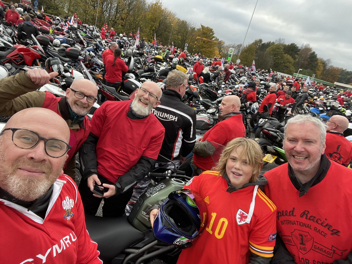 Spot the different 😂 <a href="/RidesOfRespect/">OfficialRideORespect</a>
4500 of us boom 👏🏍