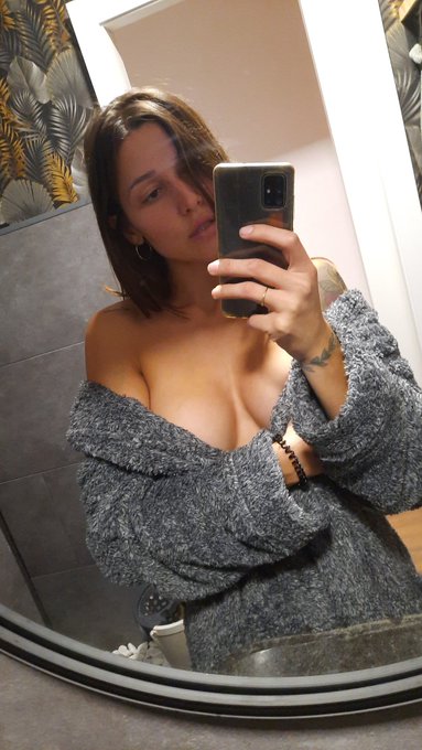 T&uacute; tambi&eacute;n usas el batin sin nada debajo?😈😅 https://t.co/7H9WZAcvD9