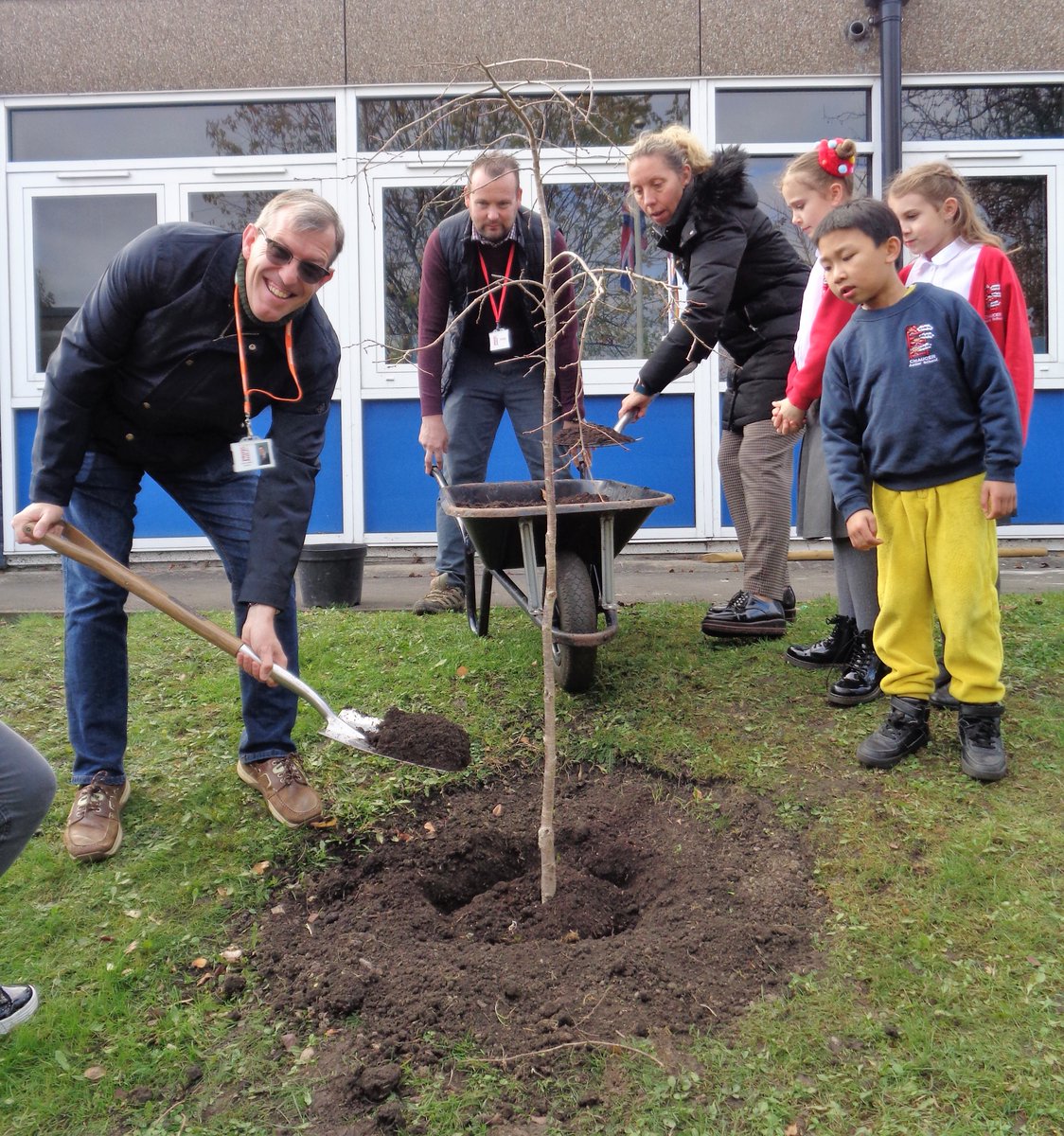 ChaucerJun's tweet image. Thank you so much to the children and their families, @maggie_erewash @CrawfordMatt77 @CllrJamesDawson @gardenersteve for coming along to our @QGCanopy tree planting. A special afternoon! Mrs Wheatley @KerryLWheatley #QueensGreenCanopy #PlatinumJubilee @RoyalFamily 🌳👑