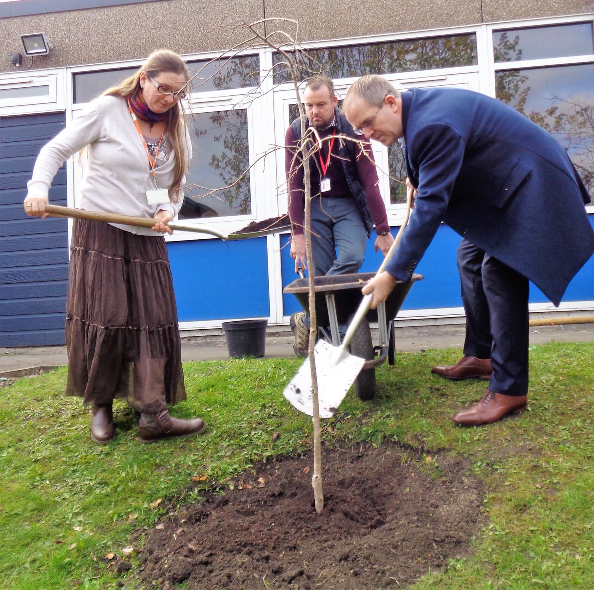 ChaucerJun's tweet image. Thank you so much to the children and their families, @maggie_erewash @CrawfordMatt77 @CllrJamesDawson @gardenersteve for coming along to our @QGCanopy tree planting. A special afternoon! Mrs Wheatley @KerryLWheatley #QueensGreenCanopy #PlatinumJubilee @RoyalFamily 🌳👑