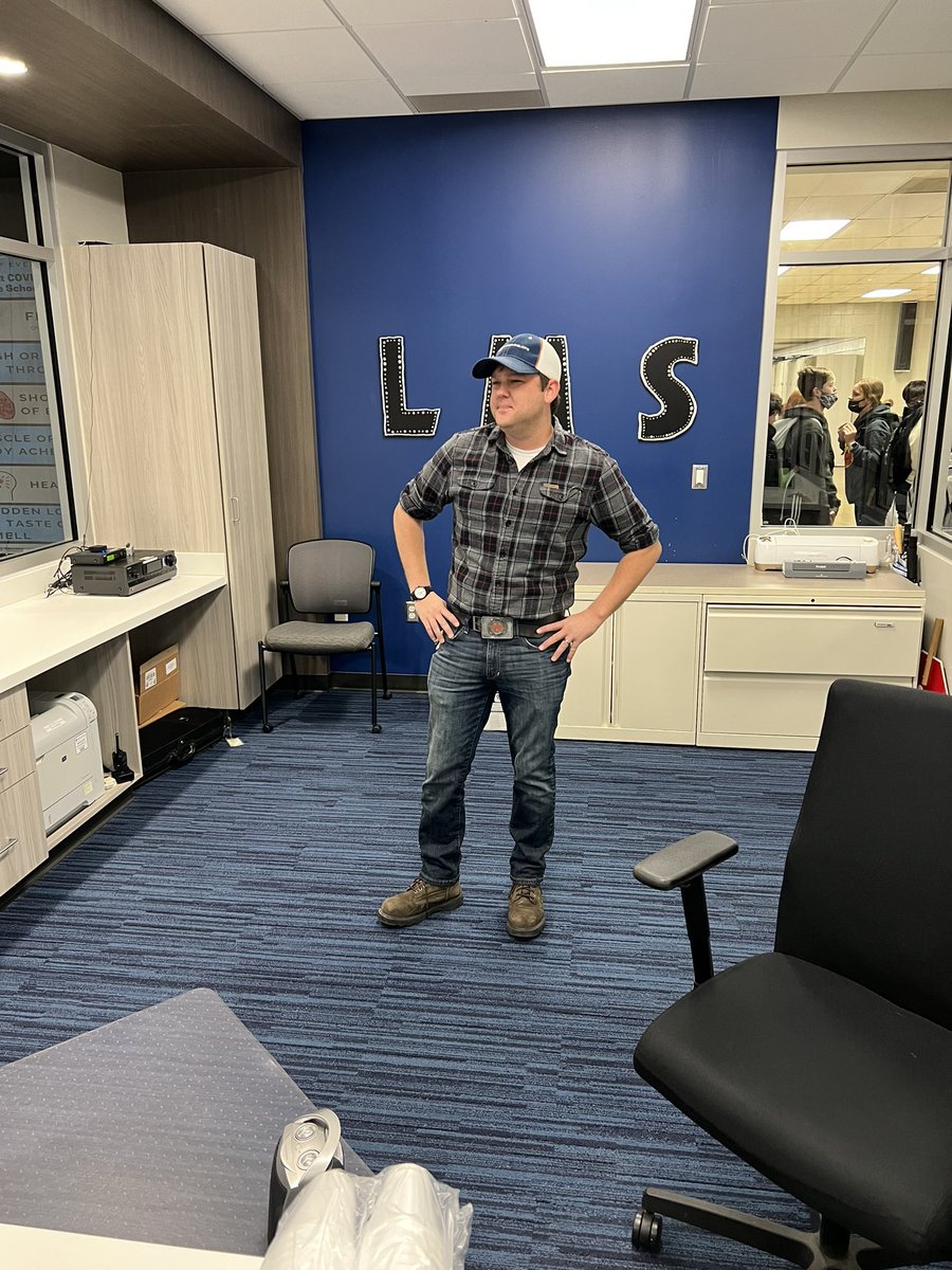 DrGriff321's tweet photo. Thankful for our head custodian who always participates in @LibertyLMS dress up days! Love his school spirit! #yeehaw #lmssoars https://t.co/7fVJh0TFs8