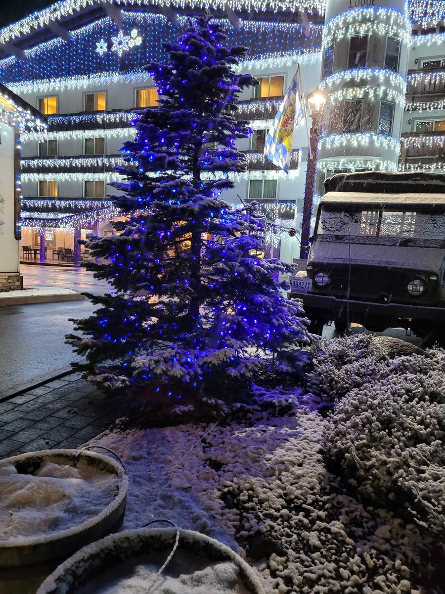 123seanfootball's tweet image. First time being in Leavenworth when it snowed, so beautiful. #Leavenworth #snow #beautifullights