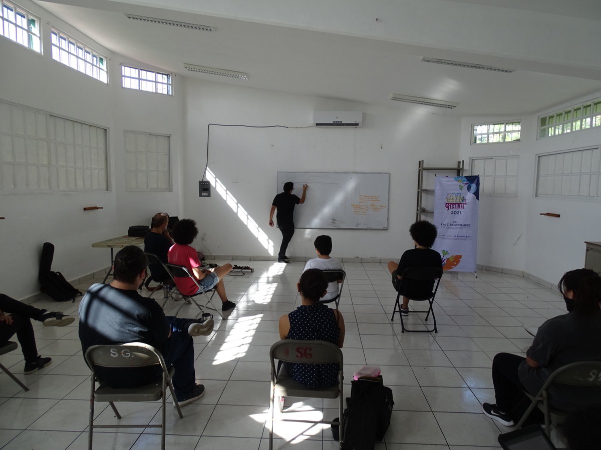 En el marco de los festejos del Riviera Maya Jazz Festival, se llevó acabo la clase magistral de  “Armonía Modal”, impartida por Ricardo Manjerrez, en el salón 8 del Centro Cultural de Playa del Carmen.
#RivieraMayaJazzFest #RenovamosParaCrecer