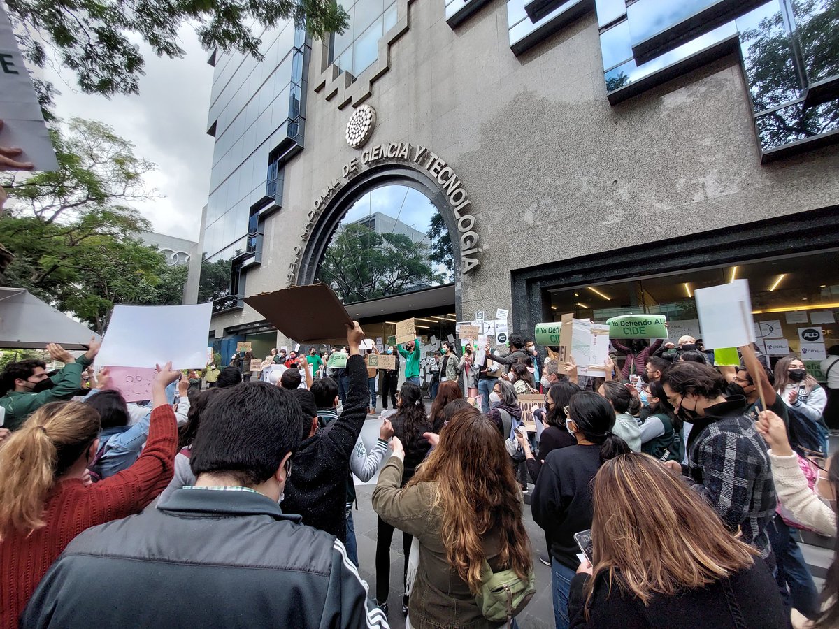 AedCide's tweet photo. La AED presente en la defensa del CIDE

"Por el respeto a la libertad de cátedra y a la libre expresión de ideas"

#YoDefiendoAlCIDE 
#SomosCIDE

@CIDE_fem @LexCIDE @cide_mas @CIDEAlumni @impactocide @SeCIDE_mx @CIDEOllin https://t.co/QEX842ElRG