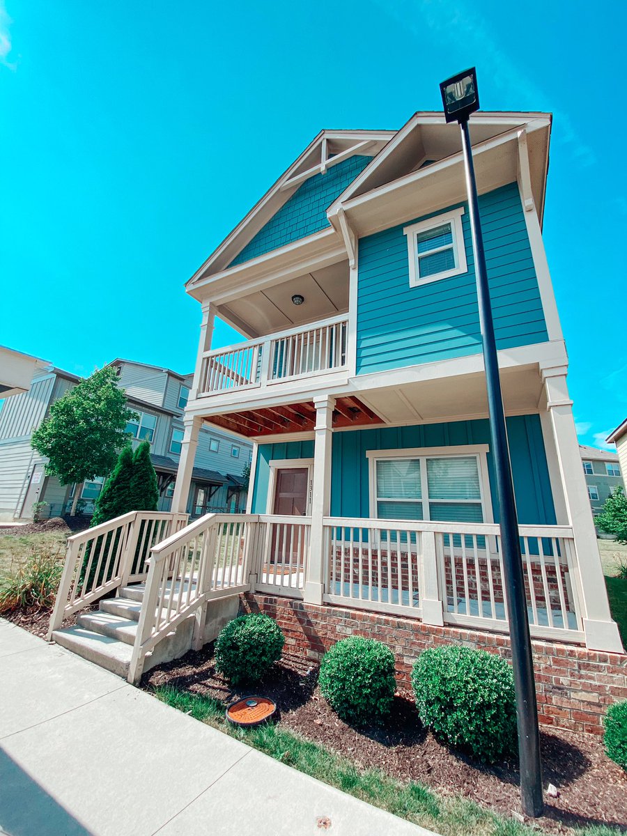 Only 1 more bedroom left in our Bloomfield floor plan before it is officially sold out! 
.
.
This particular unit is an unfurnished Smart Cottage that includes a 65 inch Samsung Smart TV 📺 and also an Amazon Ring Doorbell 🚪#retreatatblacksburg