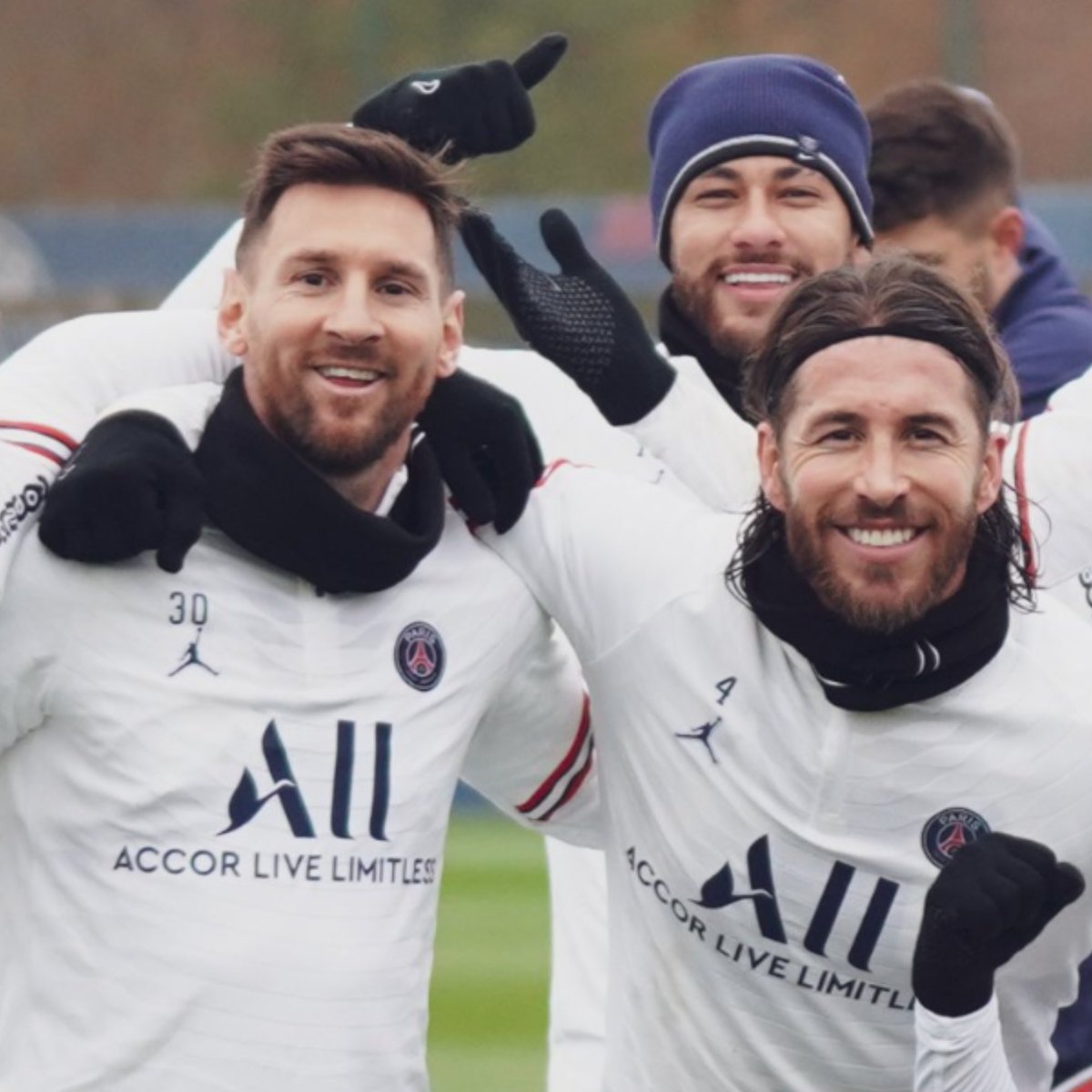 OverTimeSPT's tweet image. 📸 Foto para enmarcar

Una foto que nunca esperamos ver. Sergio Ramos, Messi y Neymar.

#PSG #Messi