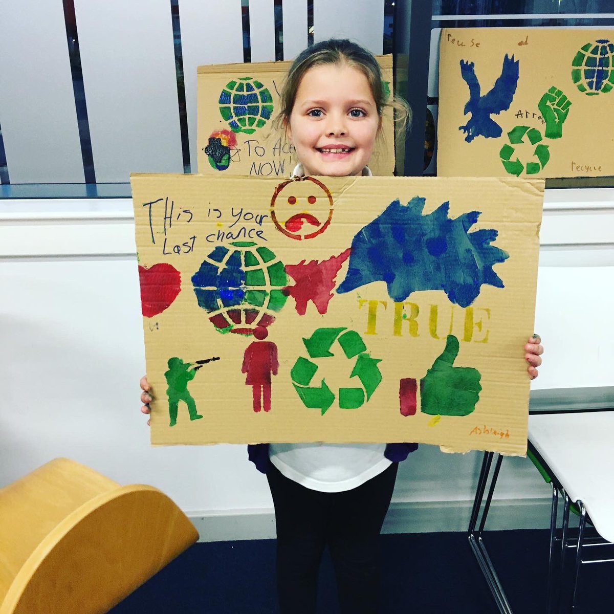 DanielleRamage1's tweet photo. Thank you @CPKLibraries for allowing my little activists to have their say and make these fabulous placards 🪧 #cop26 https://t.co/PkfZdblpD1