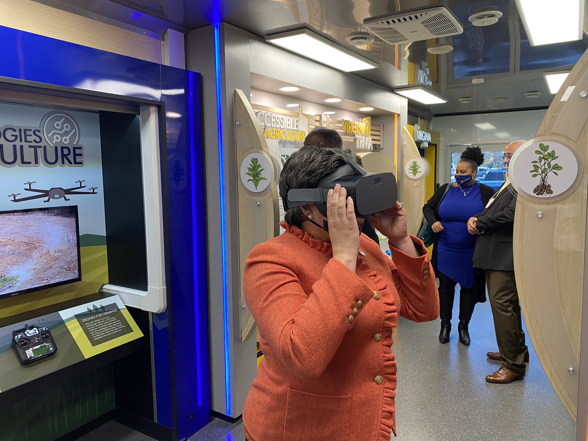 ElPolitiks's tweet photo. Thanks to Senator @JennMcClellanVA for joining us and touring @VSU_AG ‘s interactive educational mobile unit here at the Small Farm Outreach Annual Conference in Roanoke. #BetterWaysForBetterDays #VSU https://t.co/mYWaw0V3OS