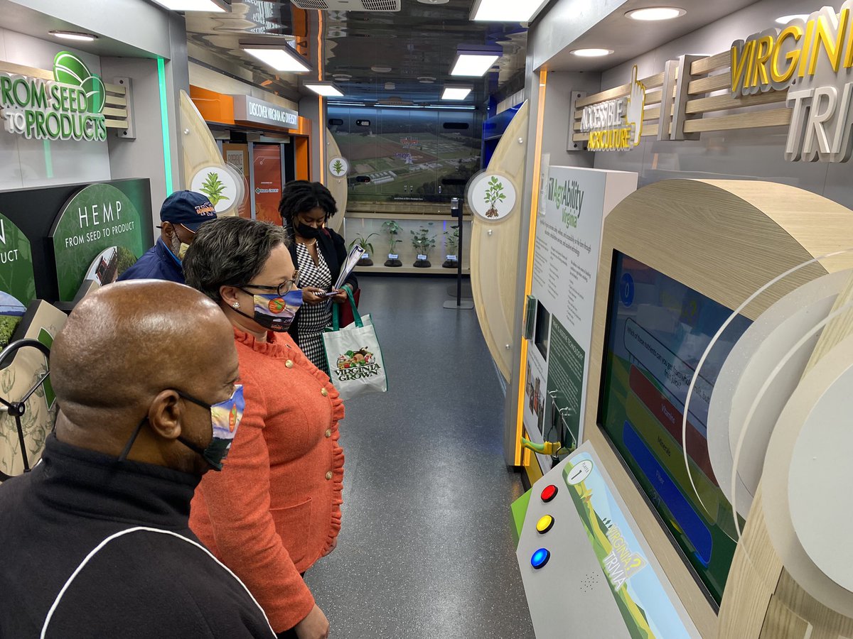 ElPolitiks's tweet photo. Thanks to Senator @JennMcClellanVA for joining us and touring @VSU_AG ‘s interactive educational mobile unit here at the Small Farm Outreach Annual Conference in Roanoke. #BetterWaysForBetterDays #VSU https://t.co/mYWaw0V3OS