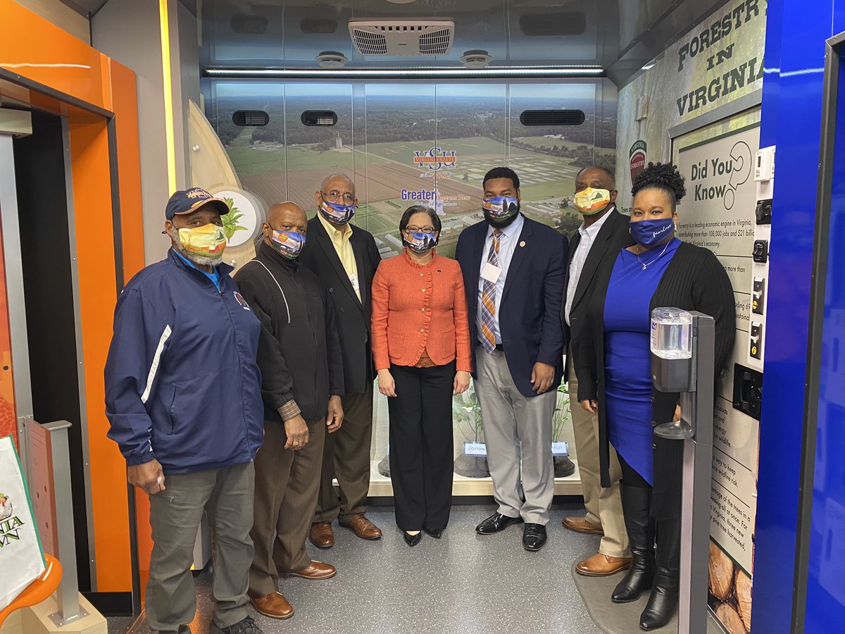 ElPolitiks's tweet photo. Thanks to Senator @JennMcClellanVA for joining us and touring @VSU_AG ‘s interactive educational mobile unit here at the Small Farm Outreach Annual Conference in Roanoke. #BetterWaysForBetterDays #VSU https://t.co/mYWaw0V3OS