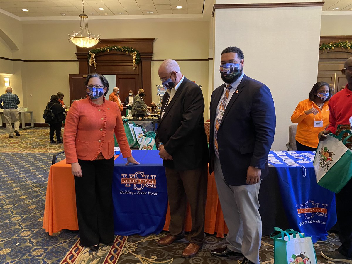 ElPolitiks's tweet photo. Thanks to Senator @JennMcClellanVA for joining us and touring @VSU_AG ‘s interactive educational mobile unit here at the Small Farm Outreach Annual Conference in Roanoke. #BetterWaysForBetterDays #VSU https://t.co/mYWaw0V3OS