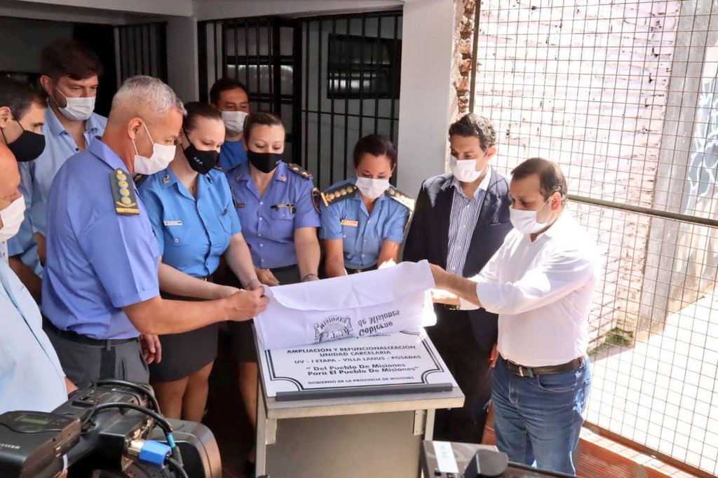 mgmisiones's tweet photo. Junto a @herrerayflia inauguramos los seis nuevos pabellones de la UP V de #Posadas y un espacio para el taller de peluquería, en el cual las internas aprenden el oficio. Además, recorrimos el lugar donde hacen costura y panadería. Con esto, facilitamos su pronta #reinserción. https://t.co/khxiGrkWUa