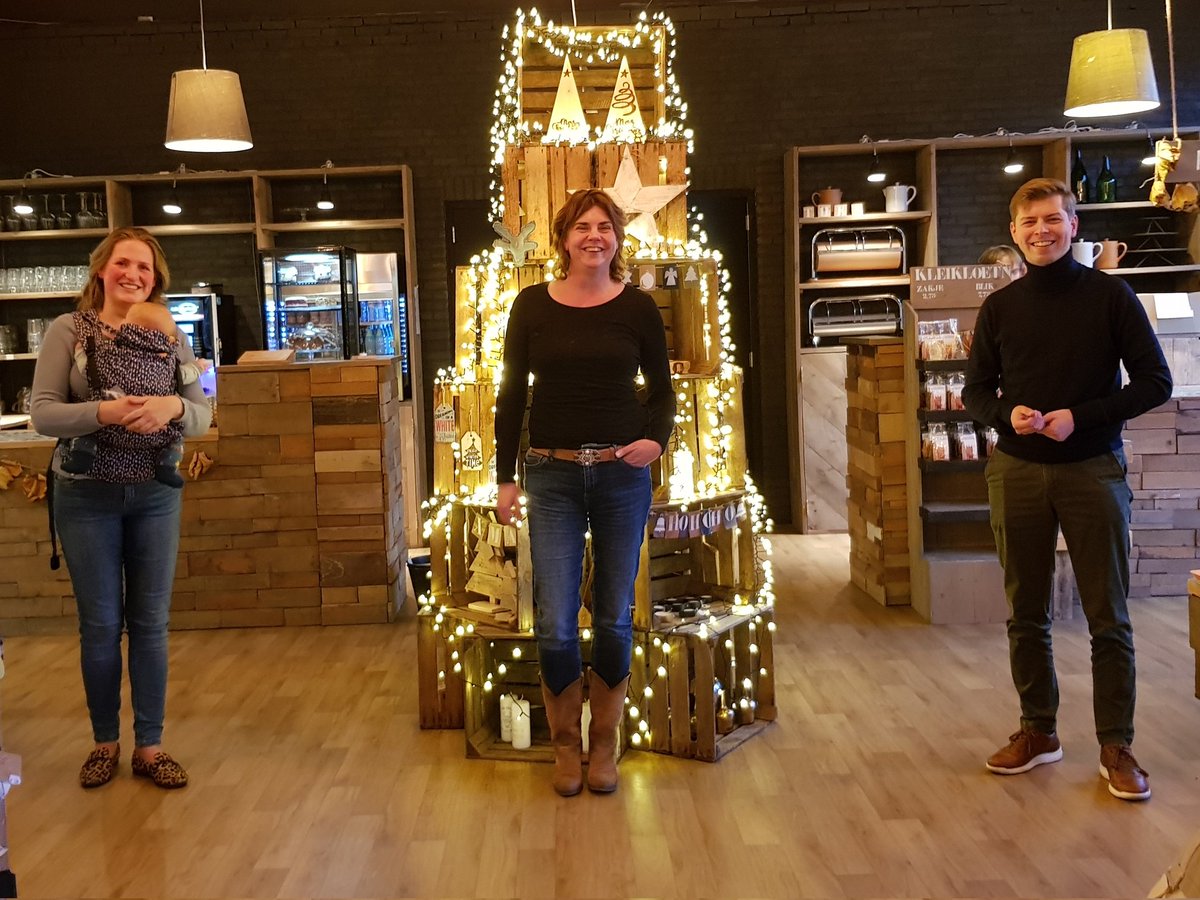 Het is de #dagvandeondernemer! Onze fractieleden Sigrid Mulder en <a href="/LMKlaassen/">Robert Klaassen</a> gingen daarom deze week met een presentje langs bij  <a href="/Zoethouthattem/">ZOETHOUT Hattem</a>! 

Lees het hele bericht op onze website: cda.nl/gelderland/hat… 

#samenleving #ondernemen #ondernemer #CDAHattem #Hattem