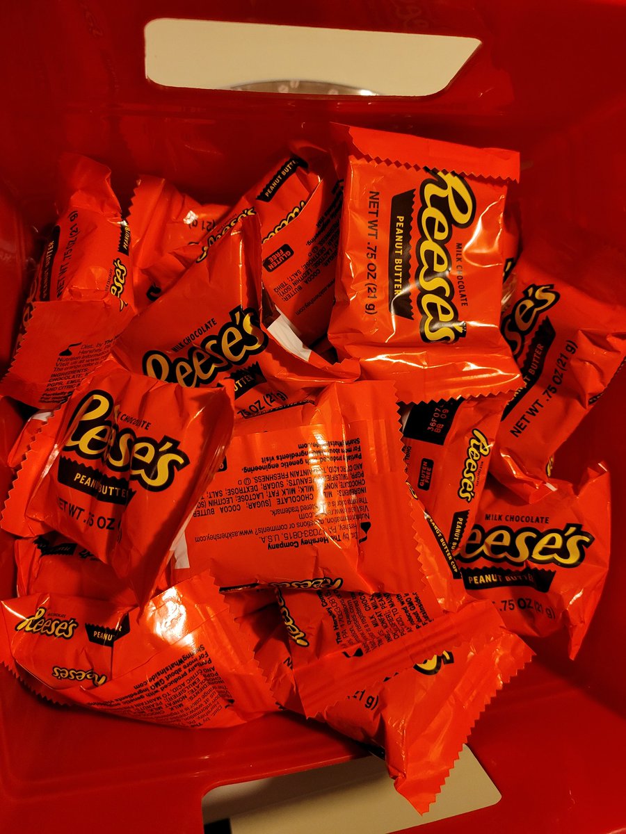 eelrengaw's tweet photo. I don't know, nor do I care, why reese's were on sale for $2 a bag.
I do know that my fat ass bought 2 bags.
#nom #pbcups https://t.co/xdbd4cN45G