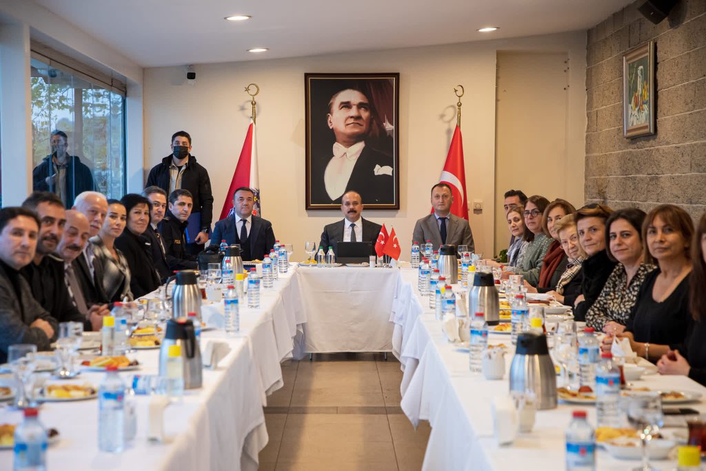 istanbul_EGM's tweet photo. İl Emniyet Müdürümüz 
Sayın Zafer AKTAŞ, 
Beşiktaş İlçesi mahalle muhtarlarıyla bir araya gelerek istişare ve değerlendirme toplantısı gerçekleştirdi. https://t.co/9hI8tVKPzg