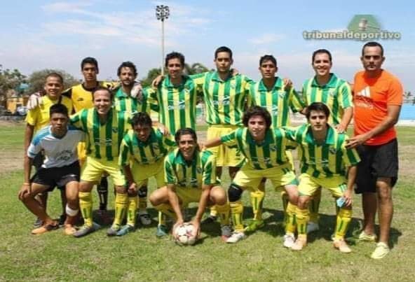 CokigonzalesO's tweet image. Hoy es el aniversario de mi Club amado, Los del Parque de Barranco cumple 20 años. Me tocó defenderte en la cancha (como arquero y como defensa) ser entrenador, hoy soy directivo, pero todo lo hago con el corazón porque te amo Parque de mi alma!
Felices 20 años 💛💚💛 #LosDelPar