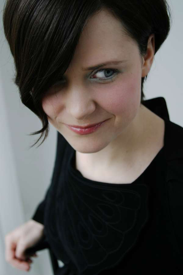 📷 Mick Rock, April 2004, NYC. My first ever promo shoot. Mick whizzed + fizzed around me like a magical whirlwind. I was overwhelmed to be the focus of such a legendary lens but it doesn’t show in this pic. What a privilege to be part of his portfolio 🙏♥️ #ripMickRock