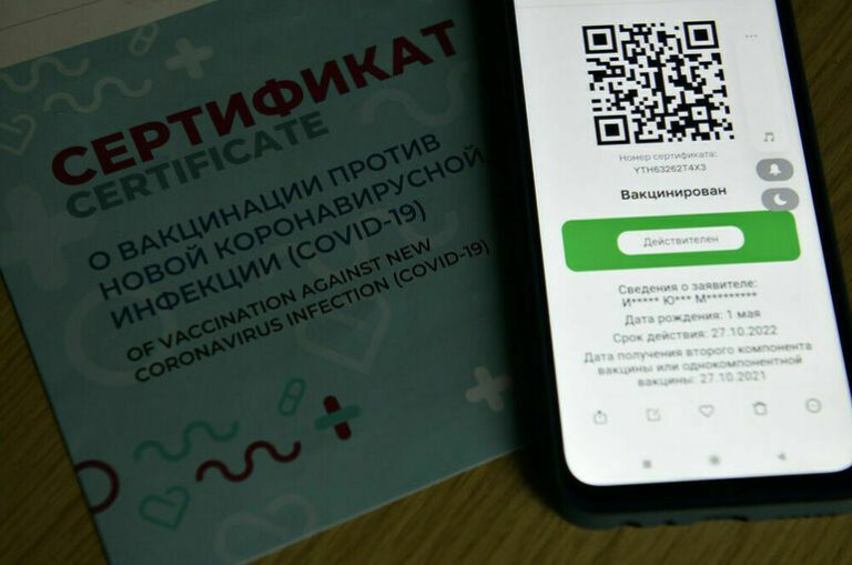 Богатые делают прививку, чтобы ходить по ресторанам, а бедные-ходить на работу. Подмечено правильно!